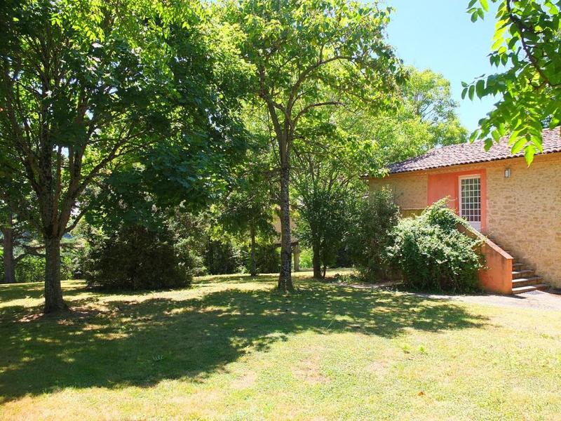 Maison - 1 122 m² - 22 pièces