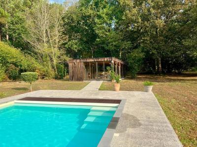 Propriété - 210 m² - 6 pièces