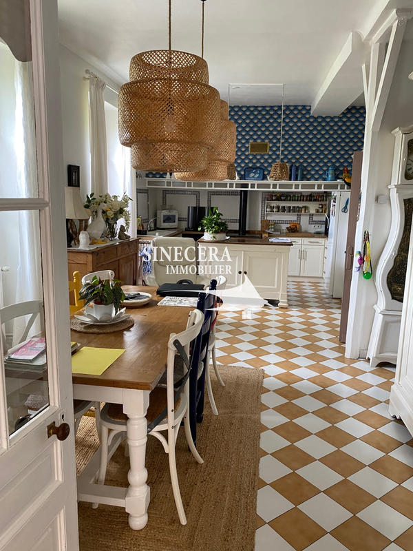 Propriété - 220 m² - 8 pièces