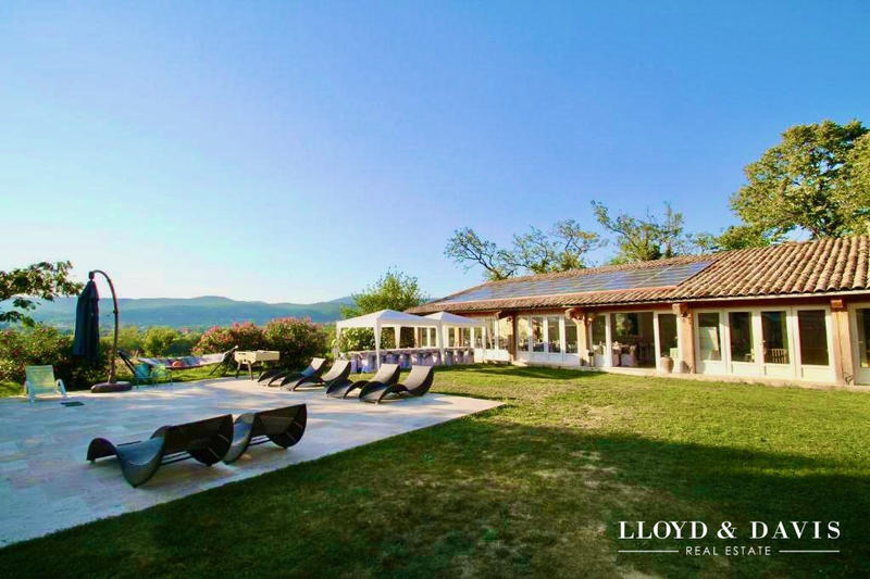 Château - 1 560 m² - 20 pièces