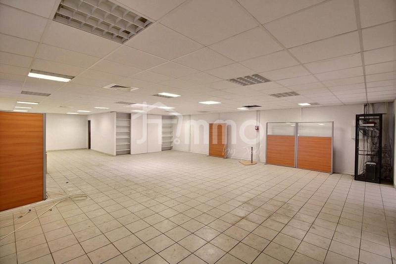 Local commercial - 891 m²