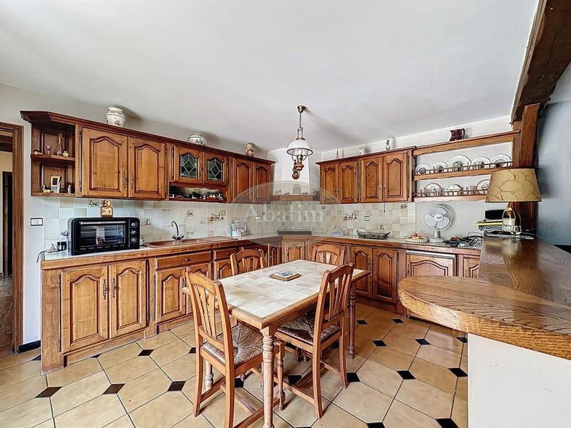 Maison - 260 m² - 14 pièces