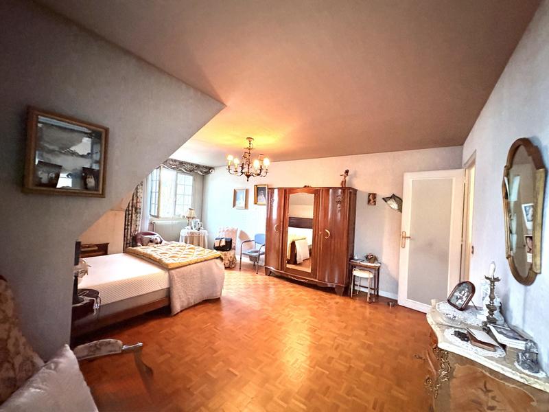 Maison - 241 m² - 8 pièces