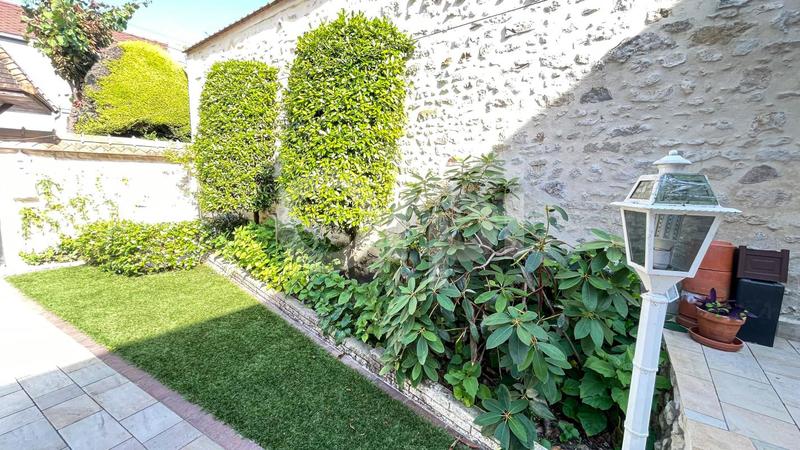 Maison en pierre - 323 m² - 10 pièces