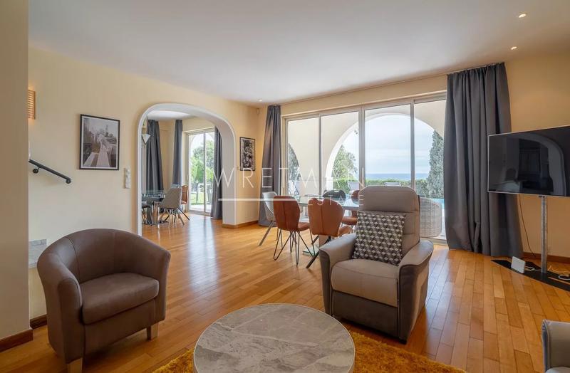 Villa - 300 m² - 6 pièces