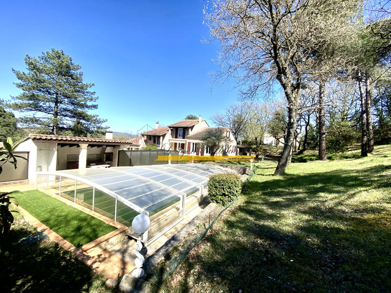 Maison - 285 m² - 9 pièces