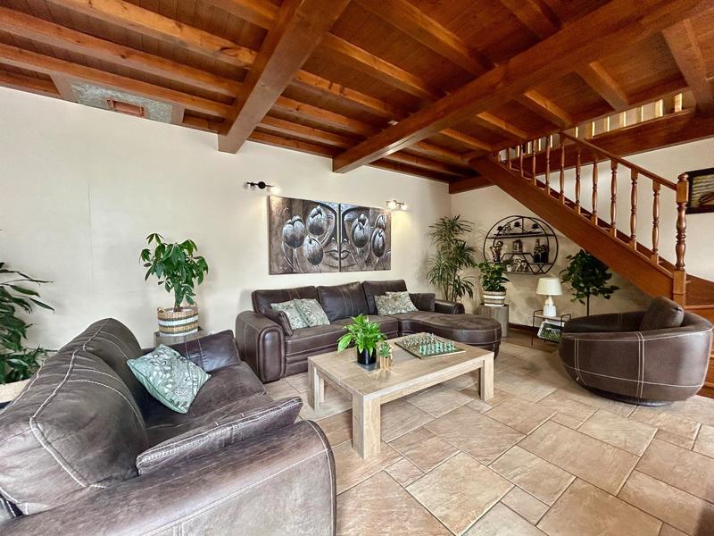 Maison - 323 m² - 6 pièces
