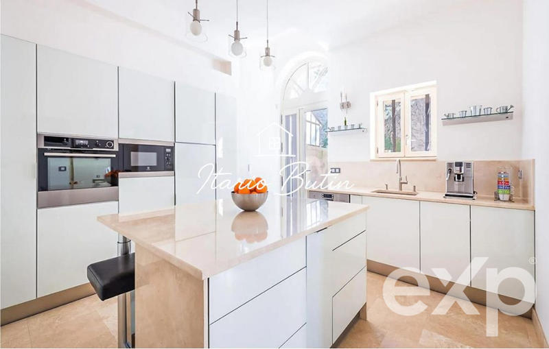 Maison - 415 m² - 14 pièces