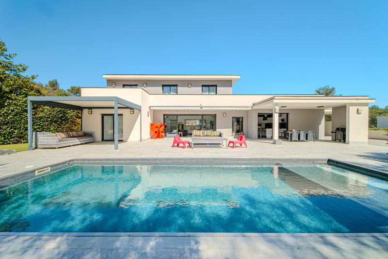 Maison - 325 m² - 8 pièces