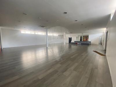 Local commercial - 786 m² - 3 pièces