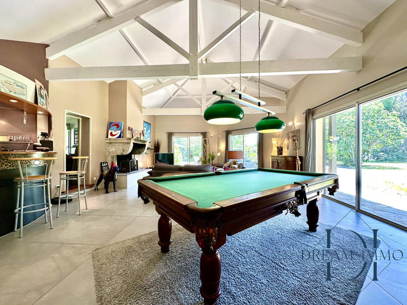 Maison contemporaine - 360 m² - 8 pièces