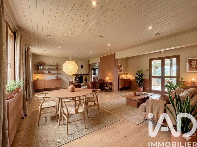 Maison - 275 m² - 9 pièces