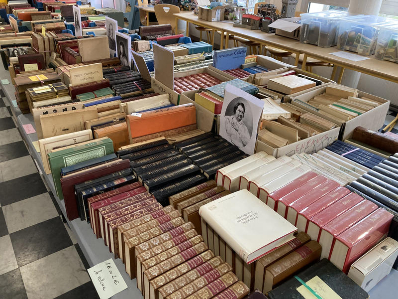 Grande vente de livres anciens, beaux livres, meubles, postes de radio, Tsf, vins et timbres