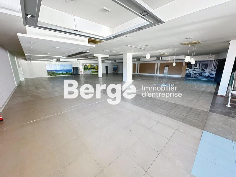 Local commercial - 1 900 m²