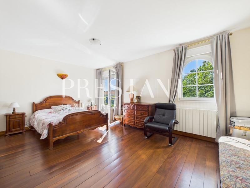 Maison - 230 m² - 6 pièces