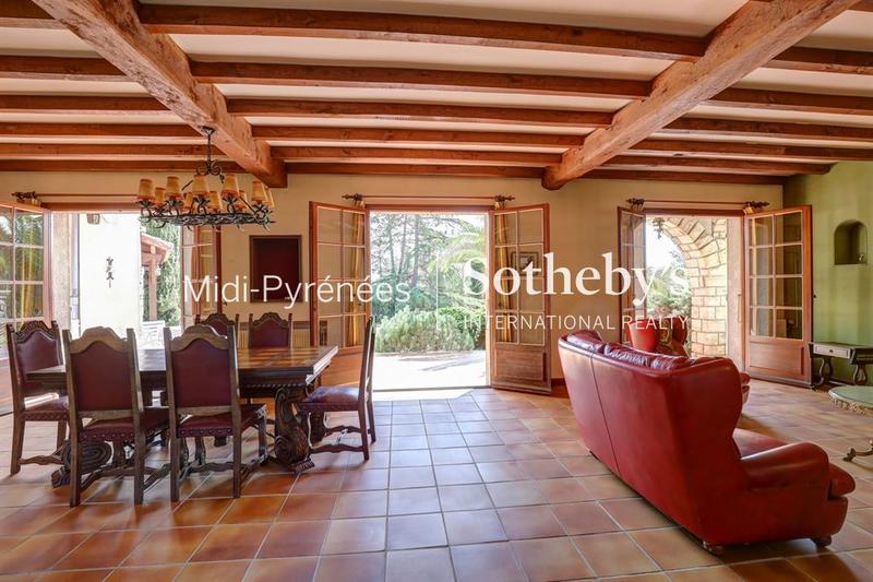 Maison - 242 m² - 6 pièces