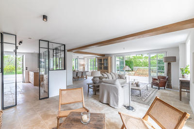 Maison - 240 m² - 8 pièces