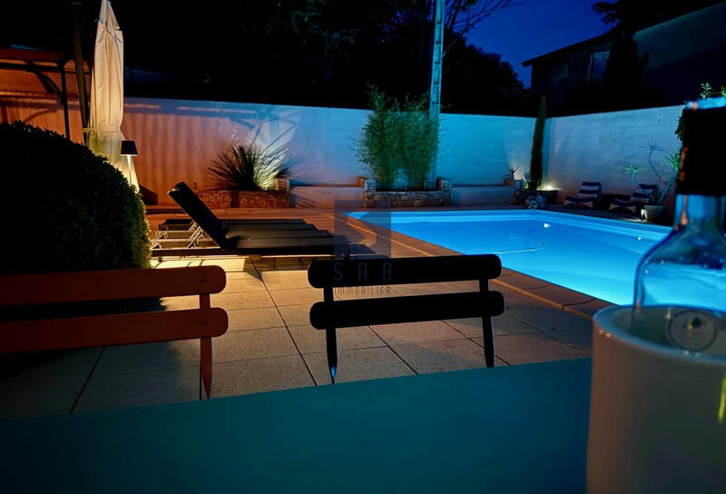 Maison - 180 m² - 9 pièces