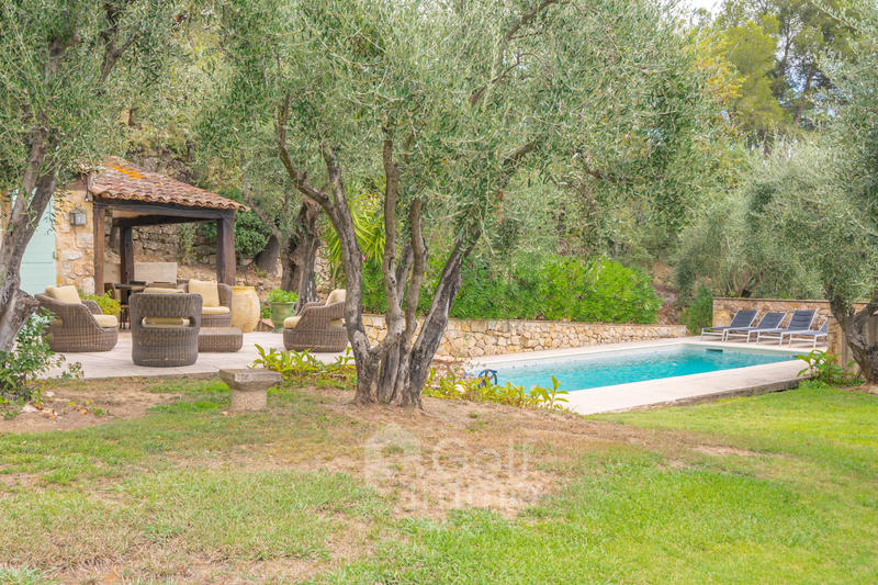 Maison - 240 m² - 7 pièces