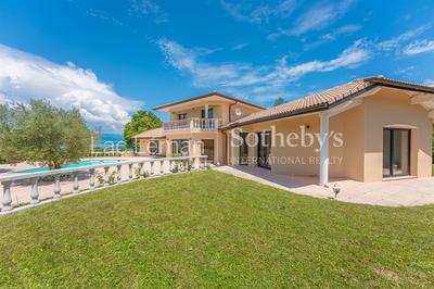 Maison - 210 m² - 6 pièces