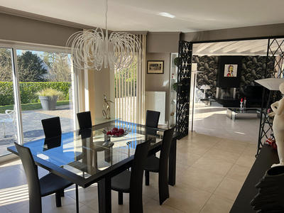 Maison - 221 m² - 5 pièces