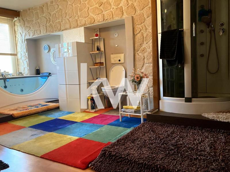 Maison - 260 m² - 6 pièces