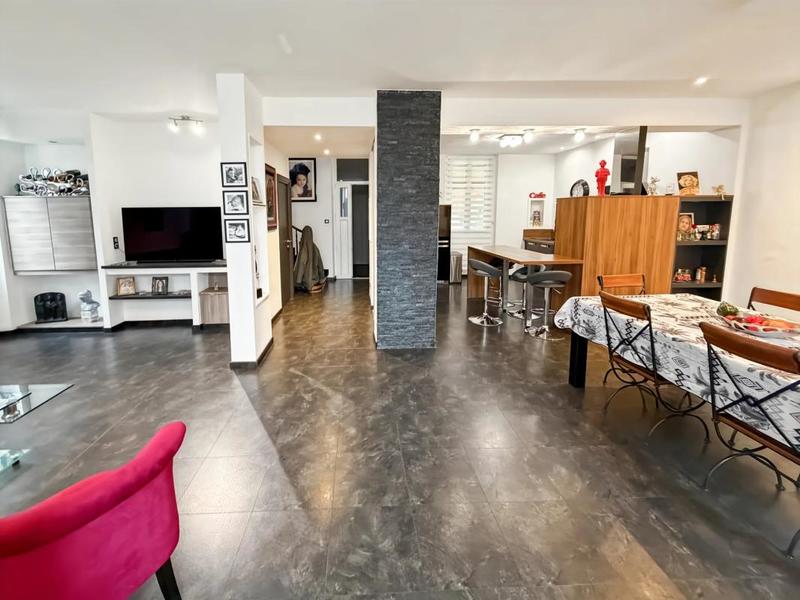 Maison - 240 m² - 8 pièces