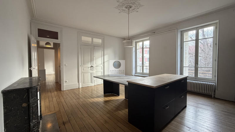 Appartement - 198 m² - 6 pièces