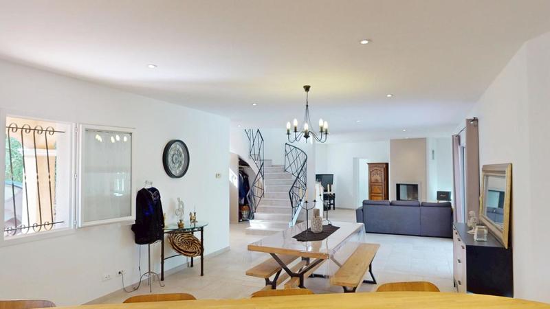 Maison - 180 m² - 8 pièces