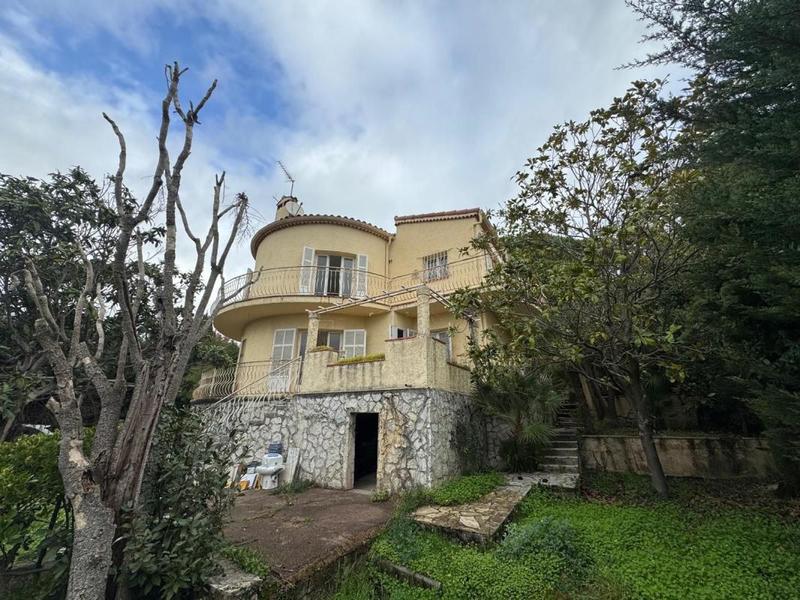 Maison - 330 m² - 8 pièces