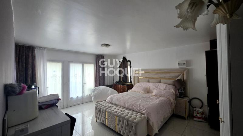 Maison - 275 m² - 12 pièces