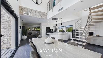 Maison - 200 m² - 9 pièces