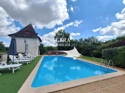 Maison - 230 m² - 8 pièces