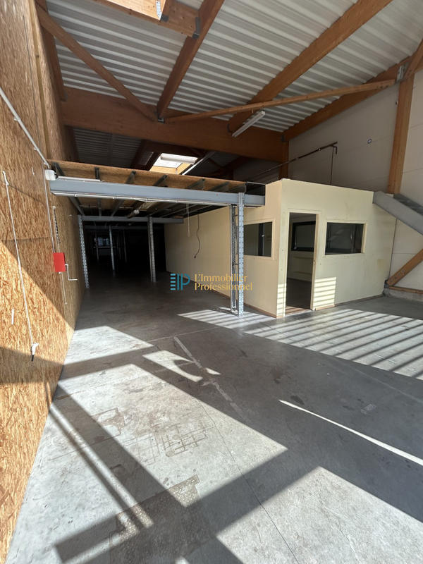 Local d'activités - 304 m²