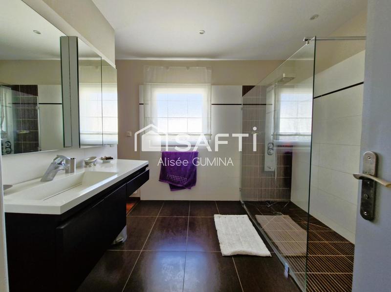 Maison - 223 m² - 9 pièces