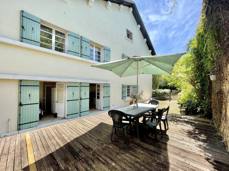 Maison traditionnelle - 236 m² - 9 pièces