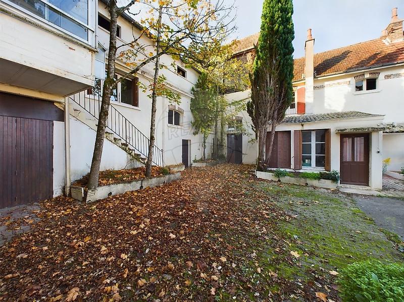 Maison - 220 m² - 6 pièces