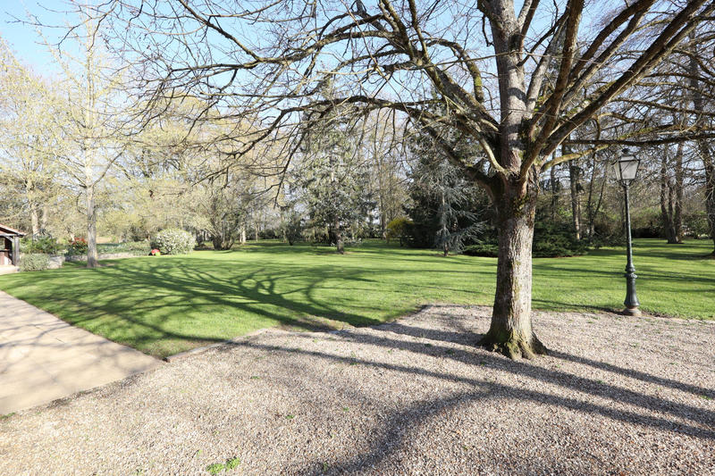 Propriété - 234 m² - 9 pièces