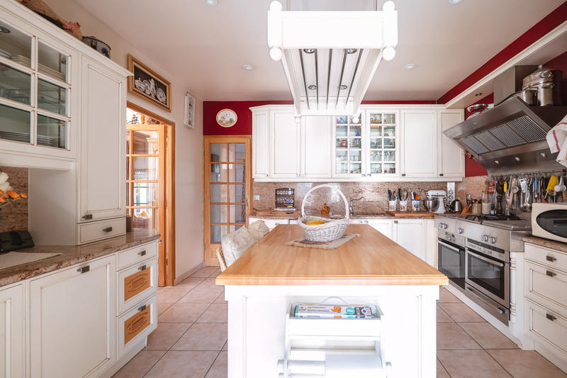 Maison - 250 m² - 8 pièces