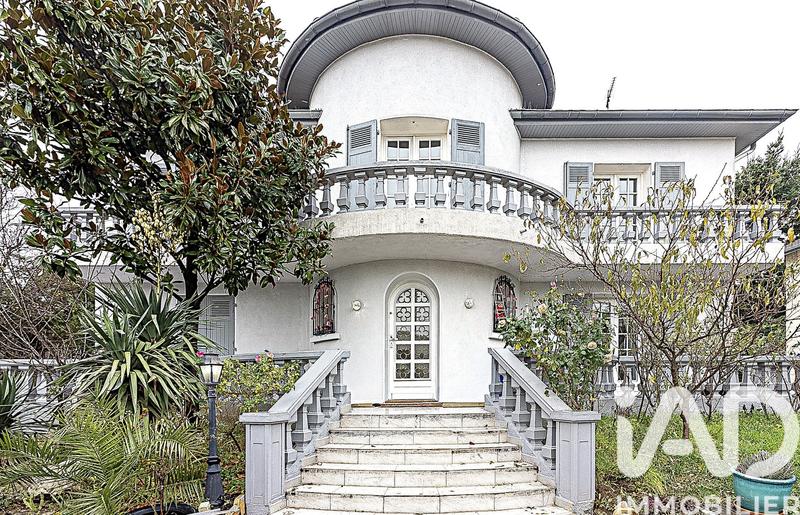 Maison - 307 m² - 10 pièces