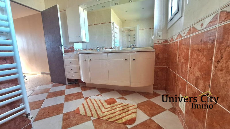 Maison - 99 m² - 5 pièces