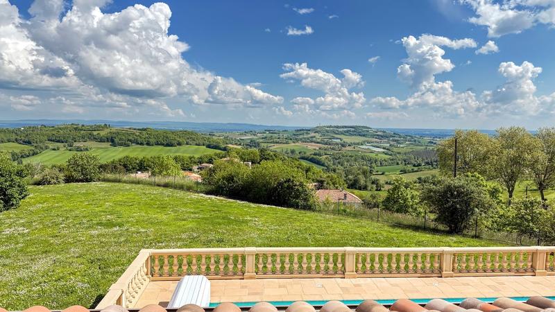 Propriété - 252 m² - 9 pièces