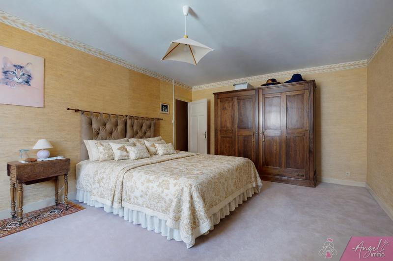 Maison - 230 m² - 13 pièces