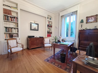 Maison - 242 m² - 9 pièces