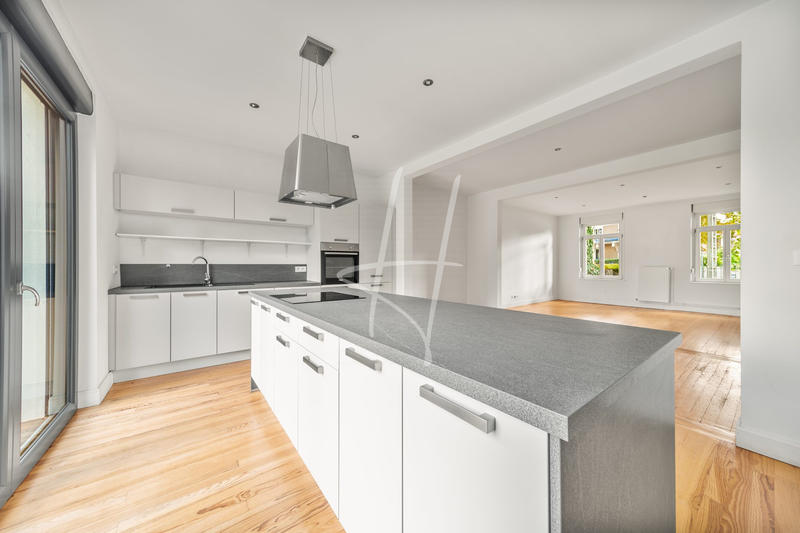 Maison - 220 m² - 9 pièces