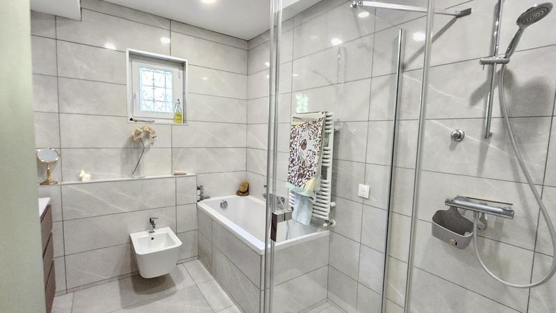 Maison traditionnelle - 196 m² - 9 pièces