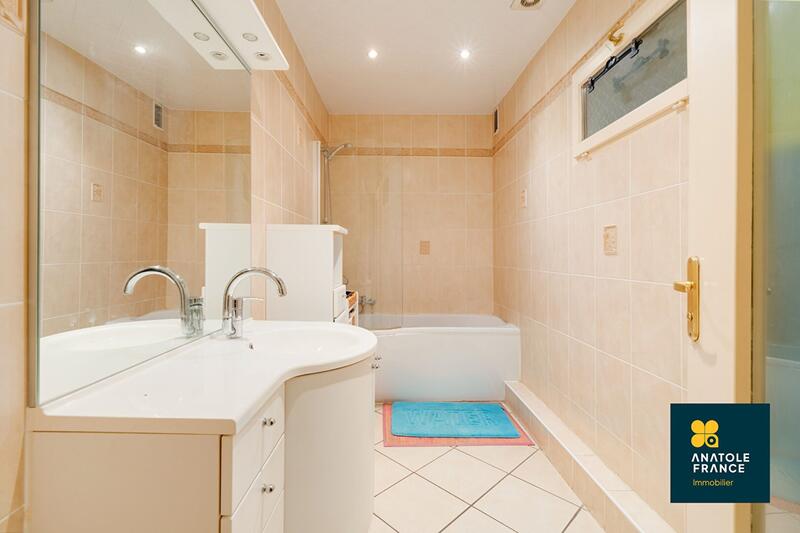 Maison - 250 m² - 6 pièces