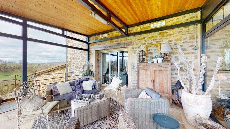 Maison - 1 290 m² - 25 pièces