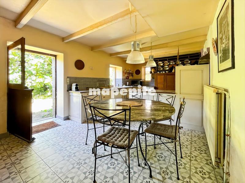 Maison - 1 275 m² - 19 pièces