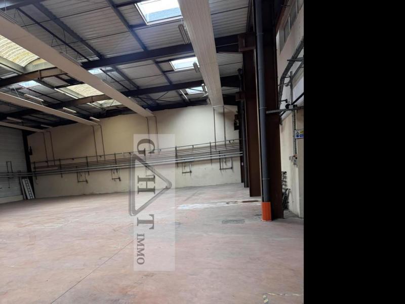 Entrepôt - 1 350 m²